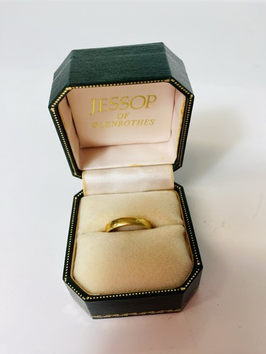 18ct gold wedding ring