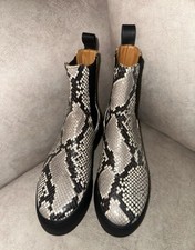 Russell & Bromley Parkway