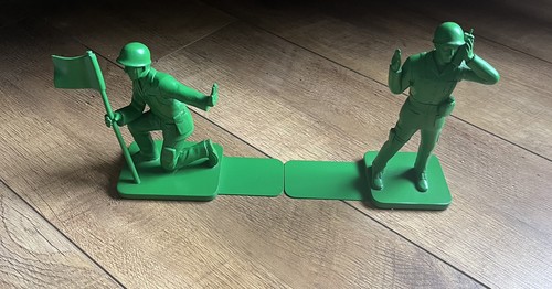 Classic green army men toy - green,
