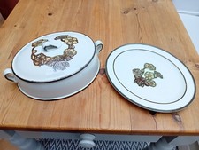 Wedgewood Primrose design: Lidded vegetable dish, Oval serving plate 