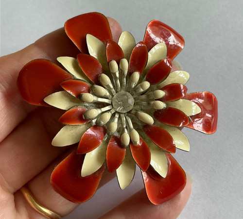 Vintage metal daisy flower - metal,