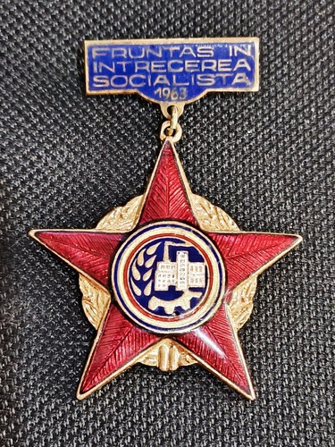 Romanian fruntaș în - romanian, "fruntaș