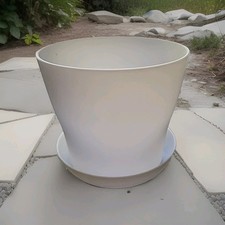 Plastic indoor plant pot with tray/saucer