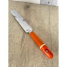 Frosting spreader with orange