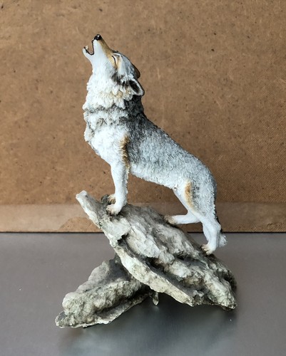 Howling wolf statue standing - howling,