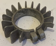 71-2465 TRIUMPH T140 TR7 BONNEVILLE 1973-80 FINNED EXHAUST CLIP CLAMP x 1  NEW ?