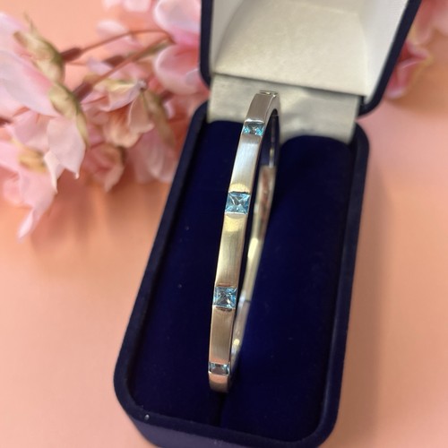 9ct white gold - , topaz