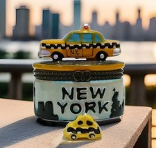 LIMOGES, France. NY CITYSCAPE/YELLOW TAXI Trinket Pill Box. Vintage 