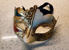 Masquerade mask in gold and white