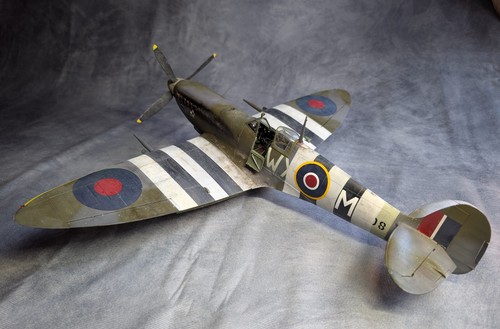 Built display model 24 - display, model: