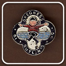 BUTLINS SKEGNESS HOLIDAY CAMP  1954  BLACK LABELS ORIGINAL ENAMEL PIN BADGE