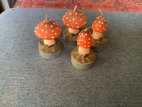 Toadstool tea lights - 3,