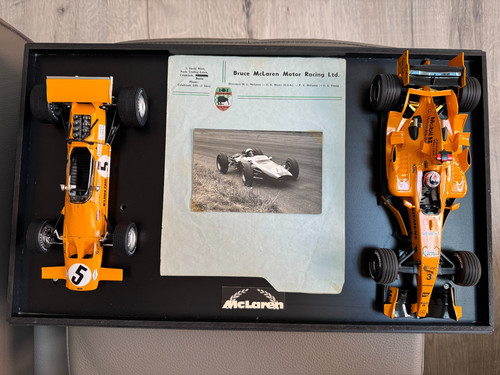 Bruce mclaren autographed - f1,
