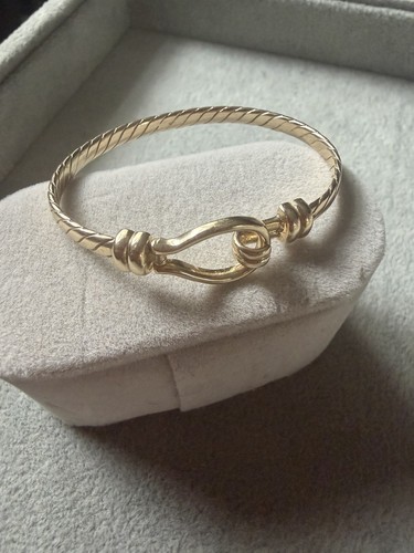 Solid 9ct yellow gold - solid, twisted