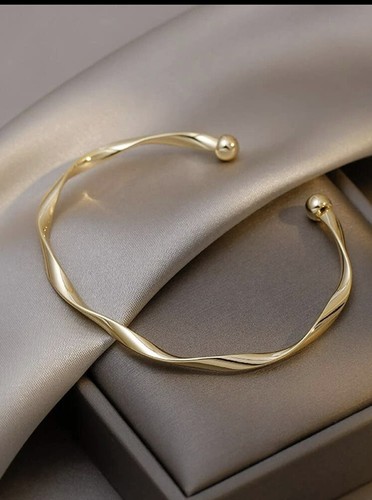 9kt gold plated bangle - gold,