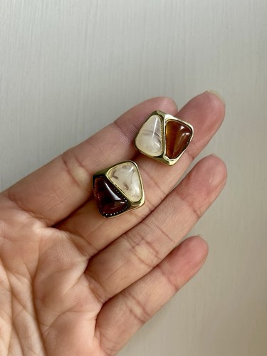 Brown cream resin stud - cream,