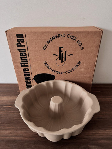Pampered chef stoneware - pampered, fluted