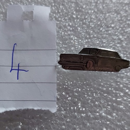Vintage car metal pin - pin, lapel