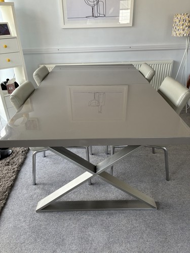 Large extendable dining table - large,