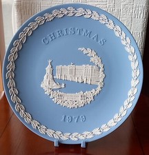 Wedgwood Jasperware 1979 Christmas plate features "Buckingham Palace"