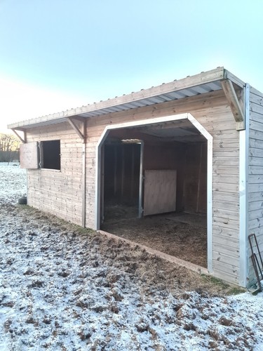 Mobile field shelter and - mobile,