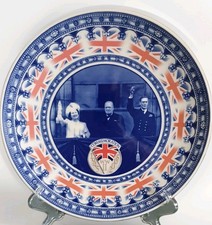 WEDGWOOD COMMEMORATIVE   ROYAL FAMILY 60 YEARS OF VE DAY COLLECTORS PLATE BOXED 