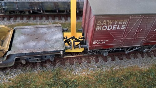 Gauge uncoupling tool for - oo,