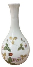 Wedgwood wild strawberry - wild, bone