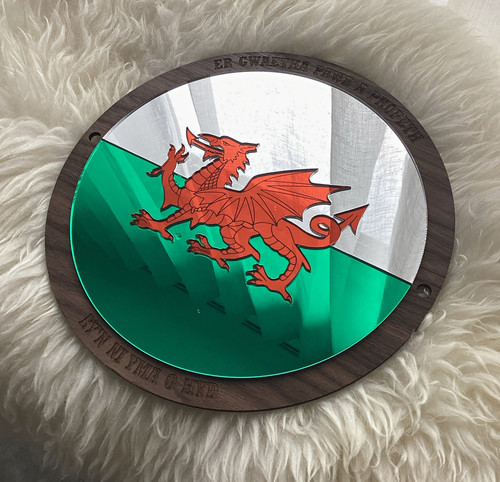 Yma hyd round welsh flag - o,