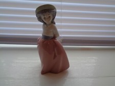 LLADRO NEO Figure Girl Holding