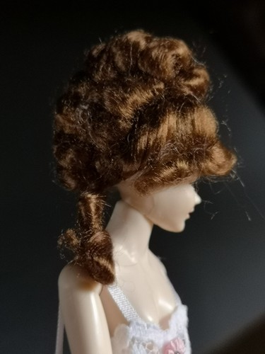 Scale dolls house - house, wigs