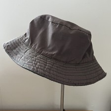 Reversible bucket hat. Showerproof, warm. Khaki/dark green wool-like fabric.