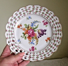 GERMAN SCHUMANN Dresden PORCELAIN FLORAL SPRAY BASKET WEAVE CABINET PLATE 18.5cm