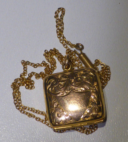 9ct gold locket chain necklace - 9ct,