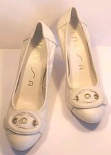 UNISA SIZE 5 OFF WHITE LEATHER COURT SHOES.  B124093125B2/8A