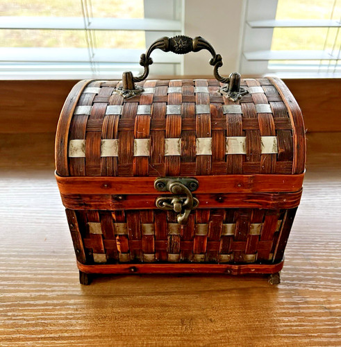 Vintage small woven trunk - small,
