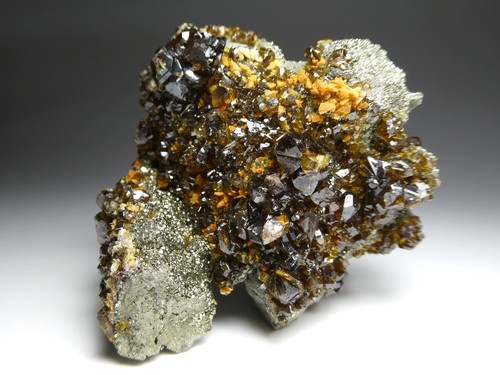 Gemmy sphalerite mogul - **gemmy,