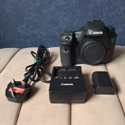 Canon eos 18mp dslr camera - 7d,