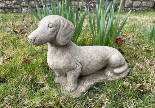 Pointing dachshund stone - pointing,