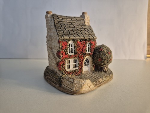Lilliput lane figurine holly - lilliput,