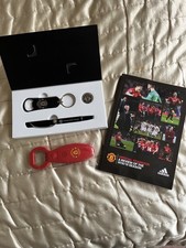 Manchester United The Official Yearbook 2018/2019, Pen, bottle opener, & Badge
