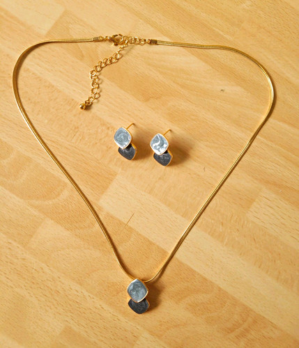 Gold tone metal necklace - gold,
