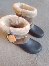 BNWT : Ladies tan Gumbies
