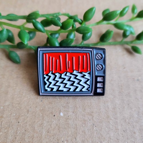 Twin peaks pin badge - the, red