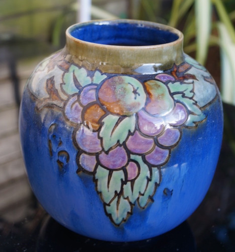 Royal doulton lambeth - royal, vase
