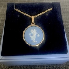 Vintage WEDGWOOD England 2 cm Necklace Pendant Cameo Gold Blue White Jasper