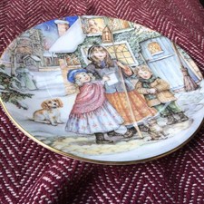2 CHRISTMAS collectors Plates