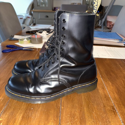 Martens airwair hole - dr,