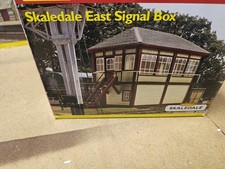 HORNBY SKALEDALE EAST SIGNAL BOX R8853