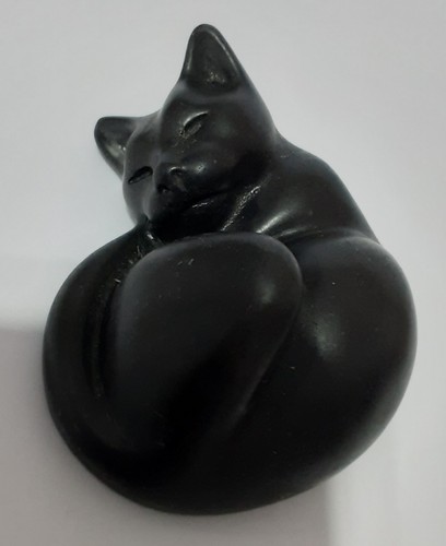 Sleeping cat sculpture - sculpture, signed